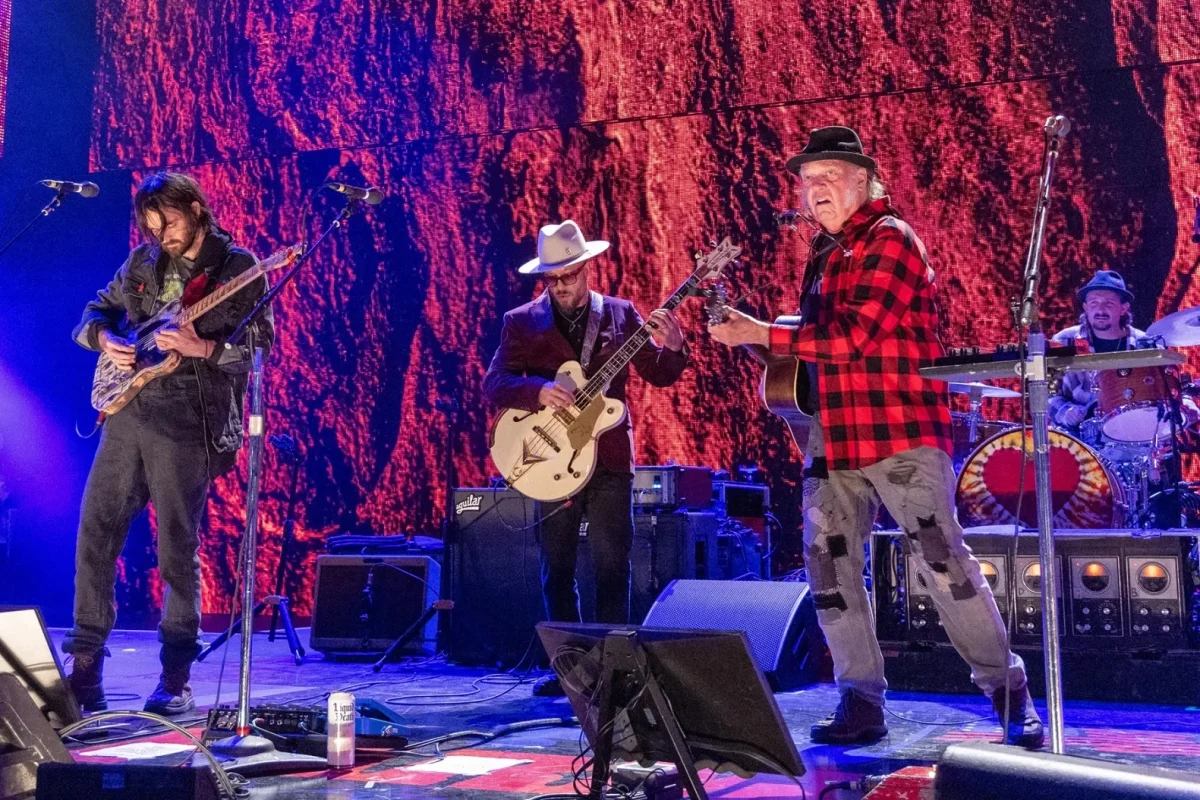 Neil Young & The Chrome Hearts